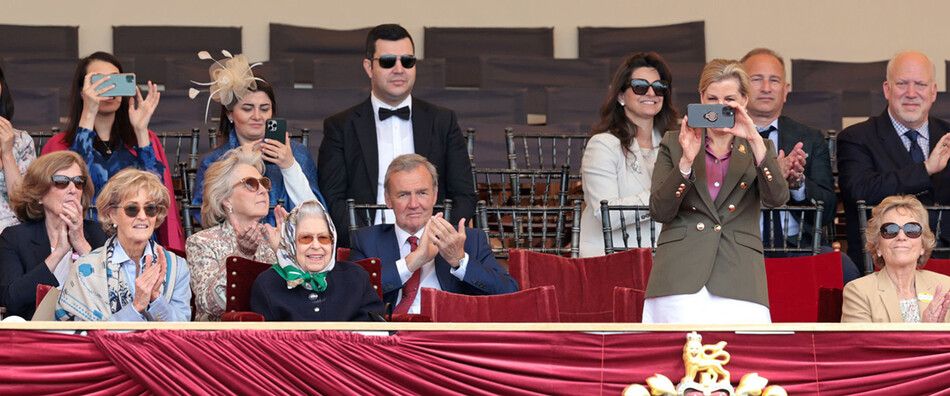 Графиня Софи Уэссекская фотографирует на свой телефон Пенелопу Нэтчбулл, графиню Бирмы Маунтбэттен и королеву Елизавету II во время Королевского Виндзорского конного шоу в Хоум-парке 13 мая 2022 года в Виндзоре, Англия