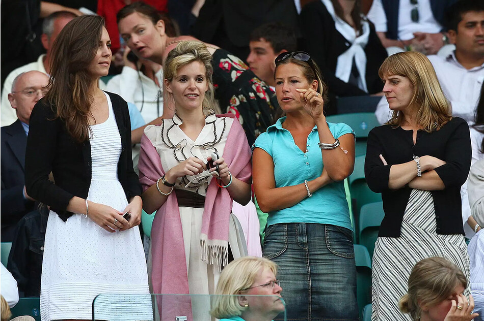 Кейт Миддлтон с Софи Картер (вторая слева) и их подруги на Уимблдоне в 2008, Англия