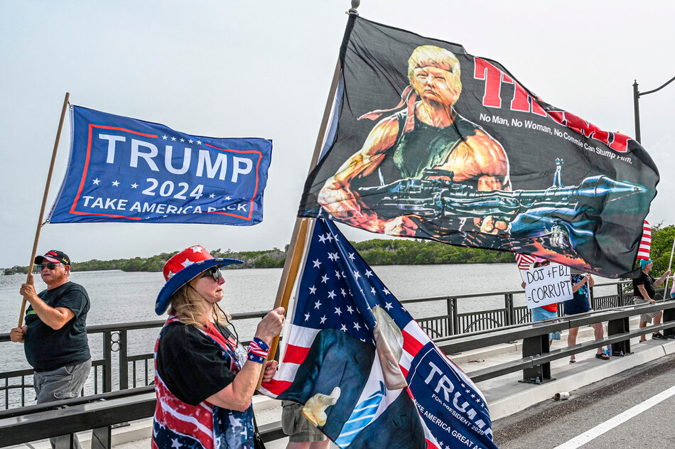 Сторонники Трампа протестуют возле его дома в Мар-а-Лаго после рейда ФБР