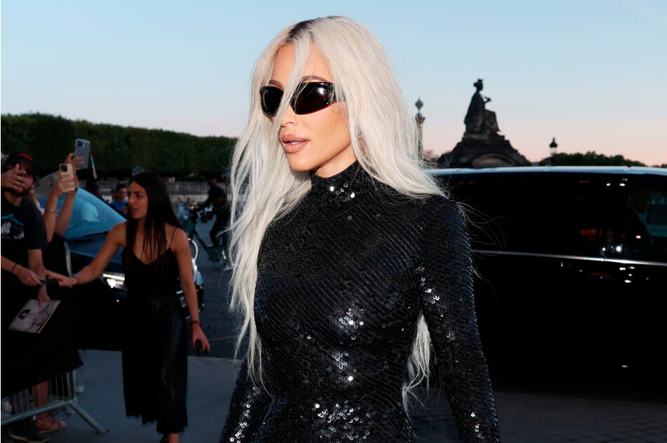 Ким Кардашьян в чёрной маске на ужине Balenciaga
