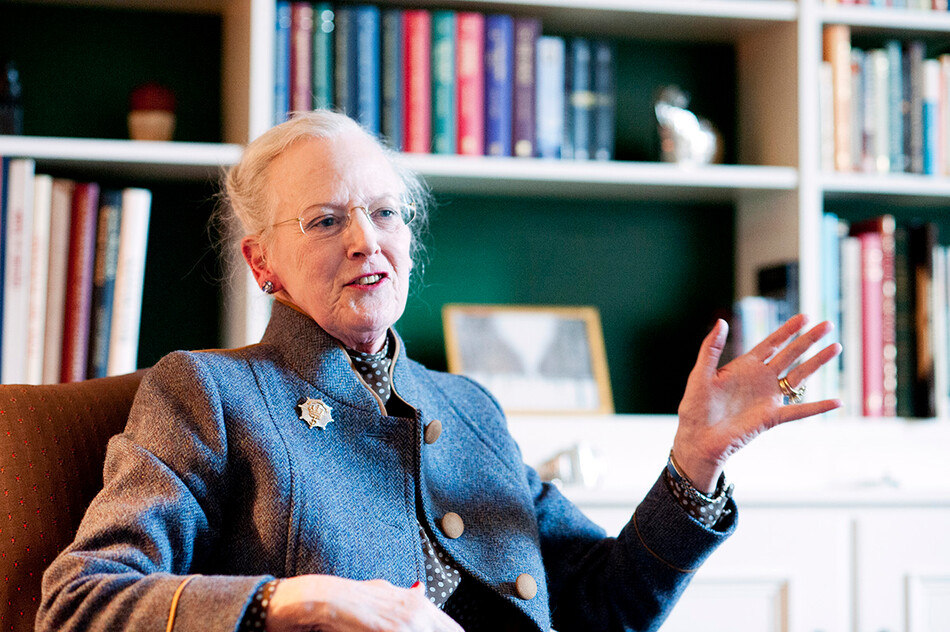 Королева Дании, Маргрет во время интервью в рабочем кабинете Амалиенборговского дворц