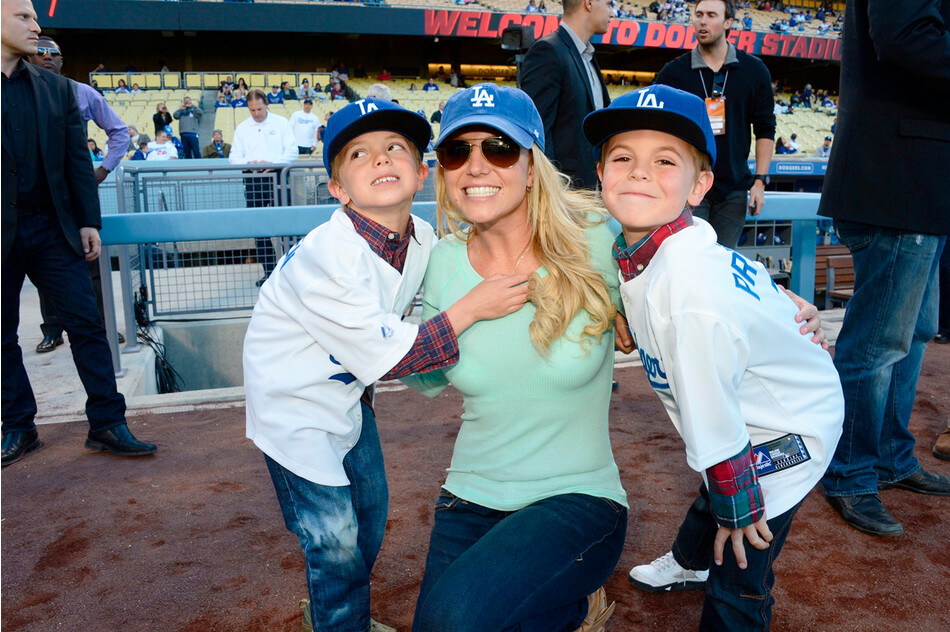Бритни Спирс позирует с сыновьями Джейденом Джеймсом Федерлайном (слева) и Шоном Престоном Федерлайном (справа) во время игры против «Сан-Диего Падрес» на стадионе «Доджер» 17 апреля 2013 г., Лос-Анджелес, Калифорния