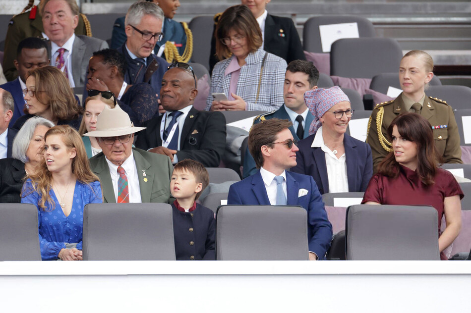 Принцесса Беатрис, Кристофер Мапелли-Моцци, Эдоардо Мапелли-Моцци и принцесса Евгения смотрят Платиновое театрализованное представление 5 июня 2022 года в Лондоне, Англия