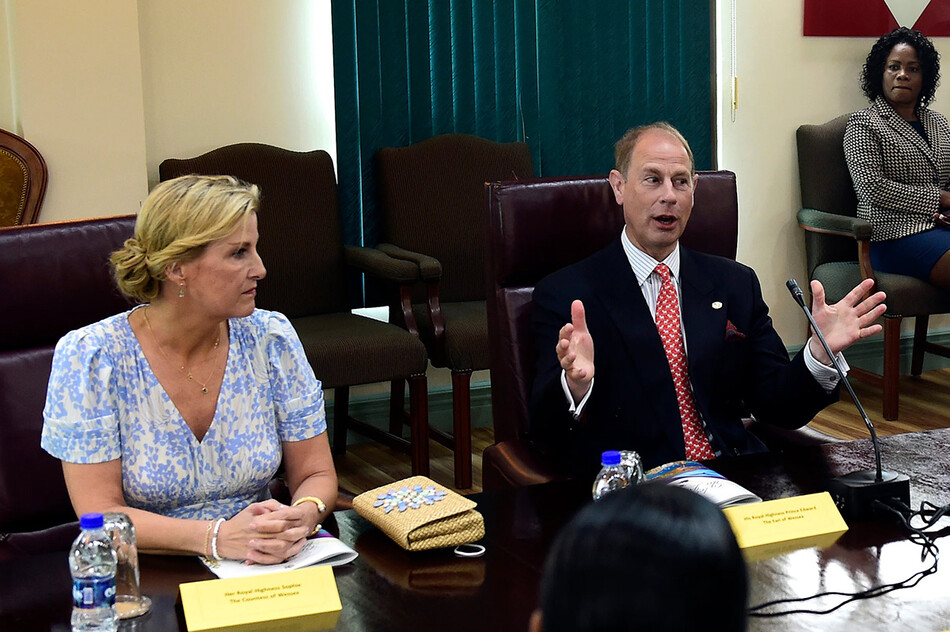 Софи, графиня Уэссекская, и принц Эдвард, граф Уэссекский, встречаются с Гастоном Брауном, премьер-министром Антигуа и Барбуды, в его офисе 25 апреля 2022 года в Сент-Джонс, Антигуа и Барбуда