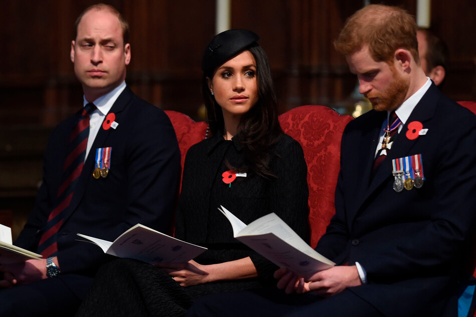 Принц Уильям, герцог Кембриджский, Меган Маркл и принц Гарри посещают службу памяти и благодарения Анзака в Вестминстерском аббатстве 25 апреля 2018 года в Лондоне, Англия