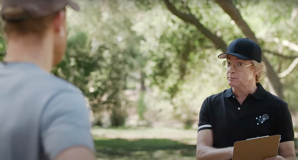 Герцог Сассекский, принц Гарри беседует с новозеландским комиком Дэйвидом Фейном в скетч-видео туристической компании эко-путешествий Travalyst, 2022