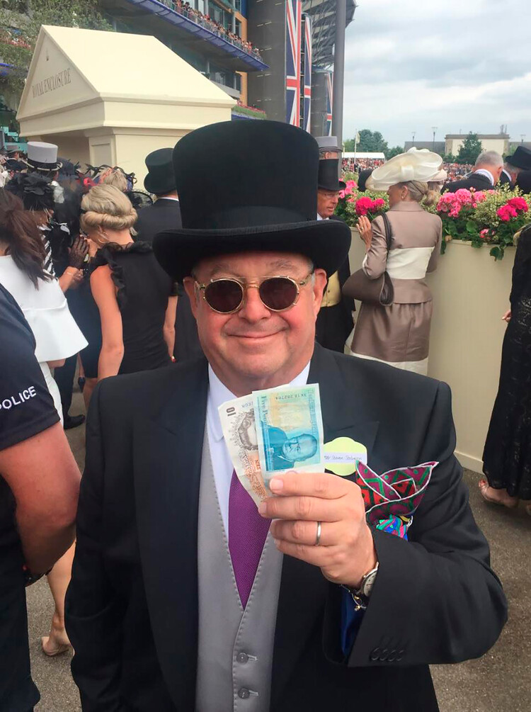 Посетитель Королевских скачек Royal Ascot в строгом дресс-коде в бизнес зоне ипподрома Аскот