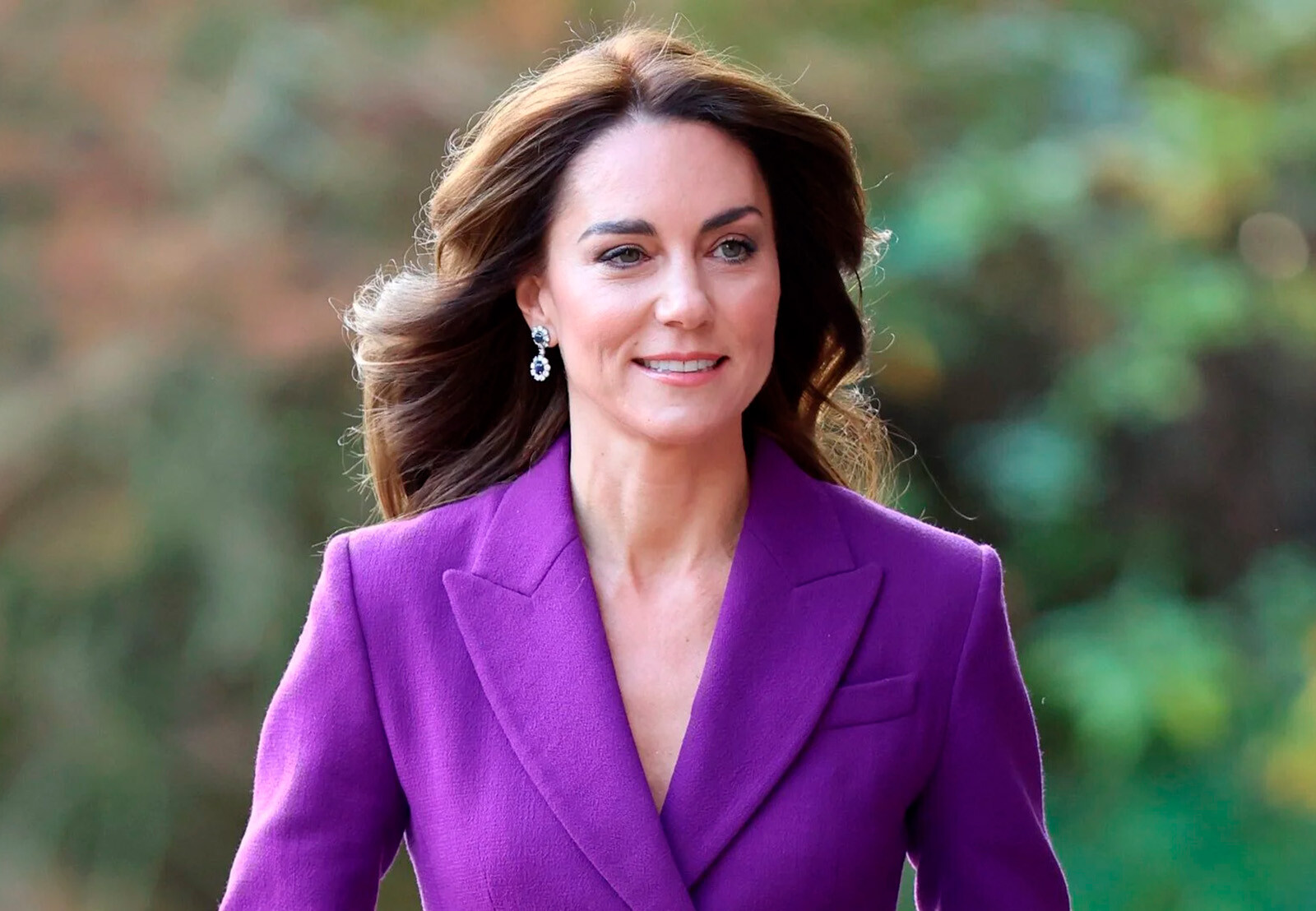 Кейт Миддлтон посетила музей дизайна в Лондоне в костюме лилового цвета