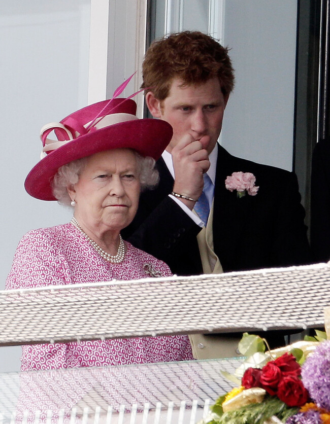 Королева Елизавета II и принц Гарри смотрят гонку на ипподроме Эпсом-Даунс в день Дерби 4-го июня 2011 года в Эпсоме, Англия 