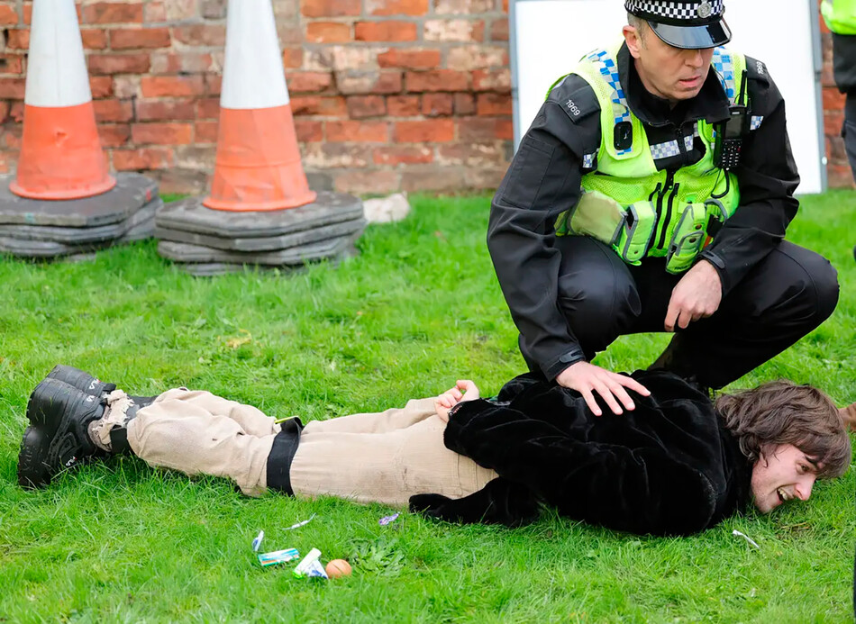 Задержание экоактивиста Патрика Телуэлла, бросившего яйцо в короля Карла III и Камиллу, королеву-консорта во время их официального визита в графство Йоркшир 09 ноября 2022 года, Йорк, Англия