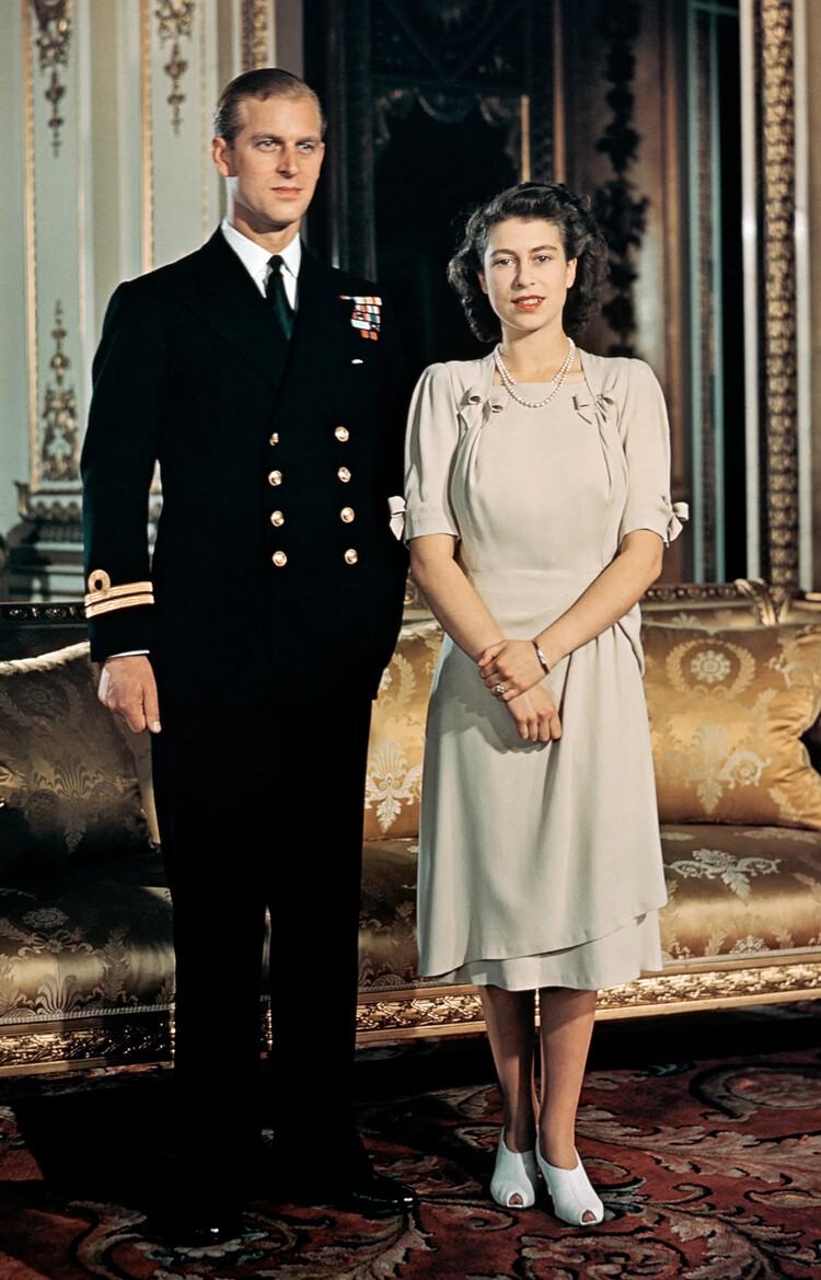 Почему королева Елизавета II и принц Филипп были вынуждены отложить объявление о своей помолвке на целый год?