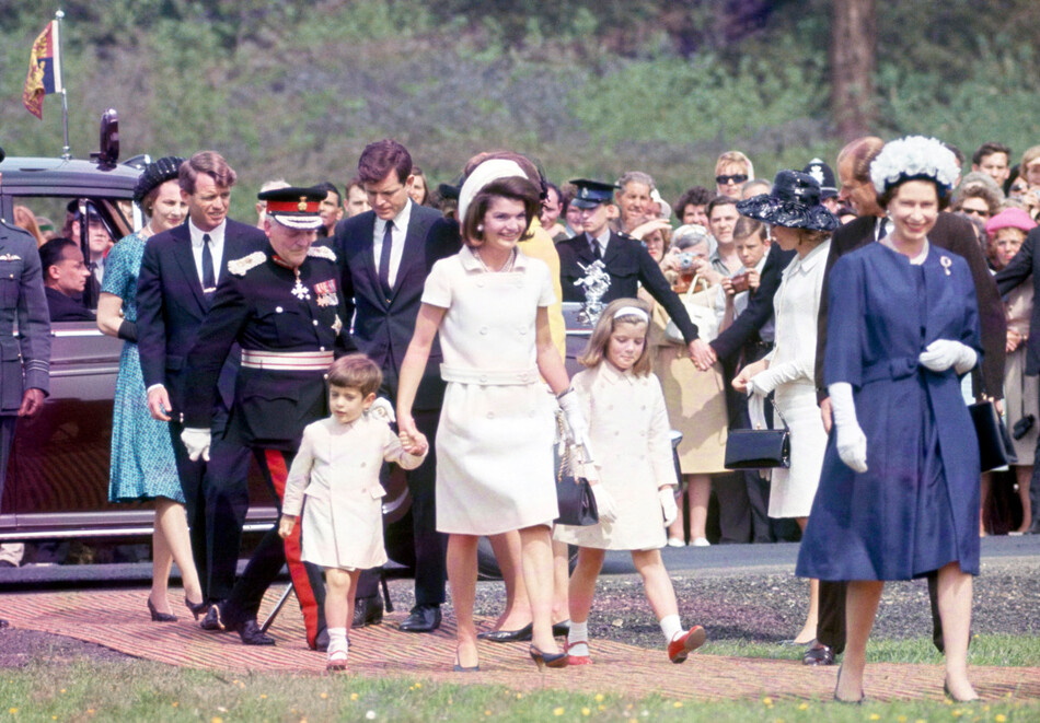 Члены семьи Кеннеди - Роберт, Эдвард, Джон Ф. Кеннеди-младший, Жаклин Кененди и Кэролайн Кененди с принцем Филиппом и королевой Елизаветой II (справа) по случаю открытия мемориала убитому президенту США Джону Ф. Кеннеди в Раннимиде на берегу Темзы в Суррее, 14 мая 1965