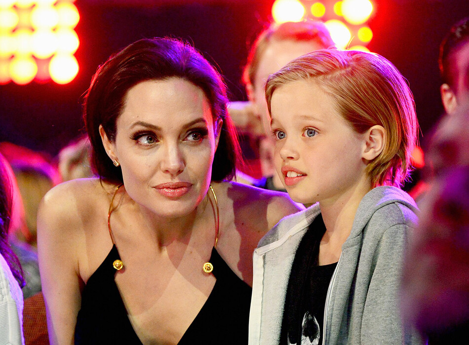 Анджелина Джоли и Шайло Нувель Джоли-Питт во время ежегодной церемонии вручения наград Nickelodeon Kids' Choice Awards, 28 марта 2015 года в Форуме в Инглвуде, Калифорния, США