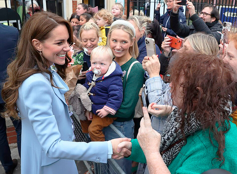 Пожимая руку принцессе Уэльской, женщина оскорбила её