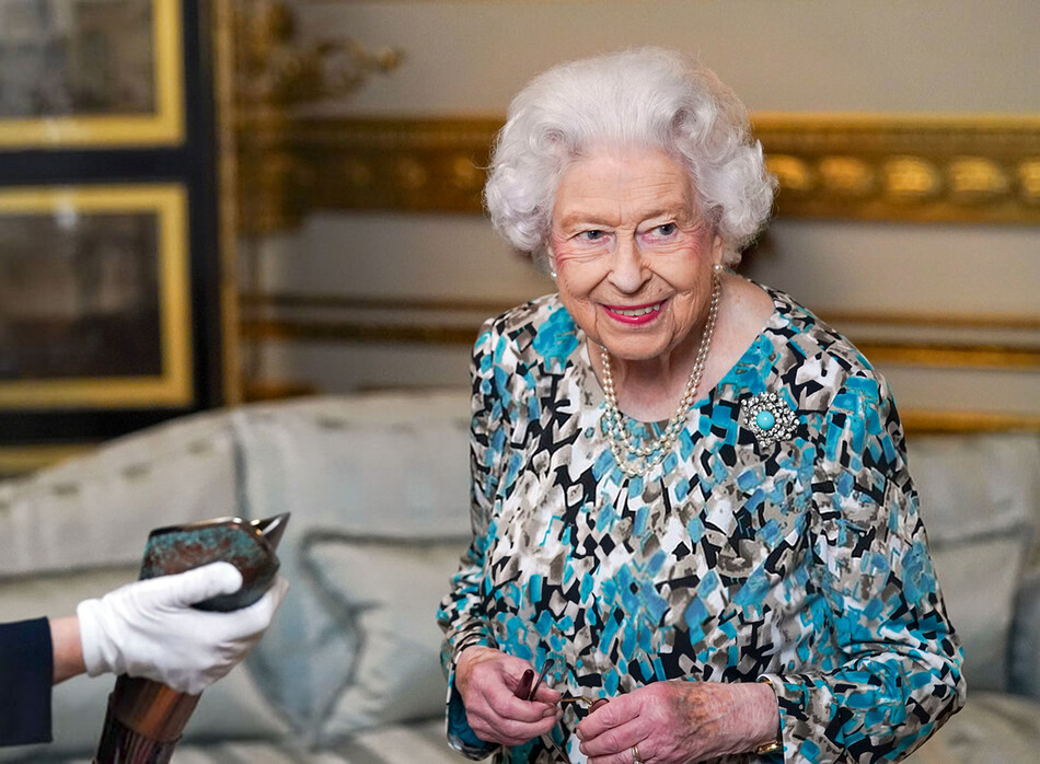 Королева Елизавета II смотрит на эстафету Игр Содружества Бирмингема 2022 года во время эстафеты Батон для Бирмингема 2022 года, XXII Игр Содружества в Букингемском дворце 7 октября 2021 года в Лондоне, Англия