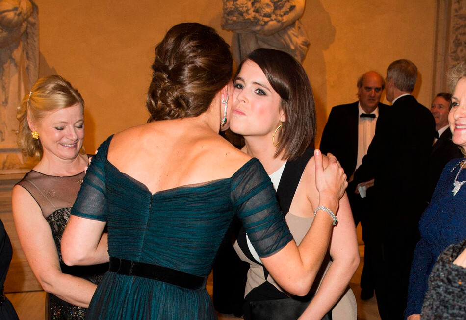 Кэтрин, герцогиня Кембриджская, встречает принцессу Евгению Йоркскую на ужине в честь 600-летия Сент-Эндрюс 9 декабря 2014 года в Нью-Йорке