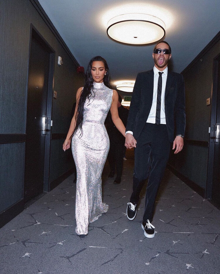 Ким Кардашьян опубликовала фото с красной дорожки в своём аккаунте, 2022