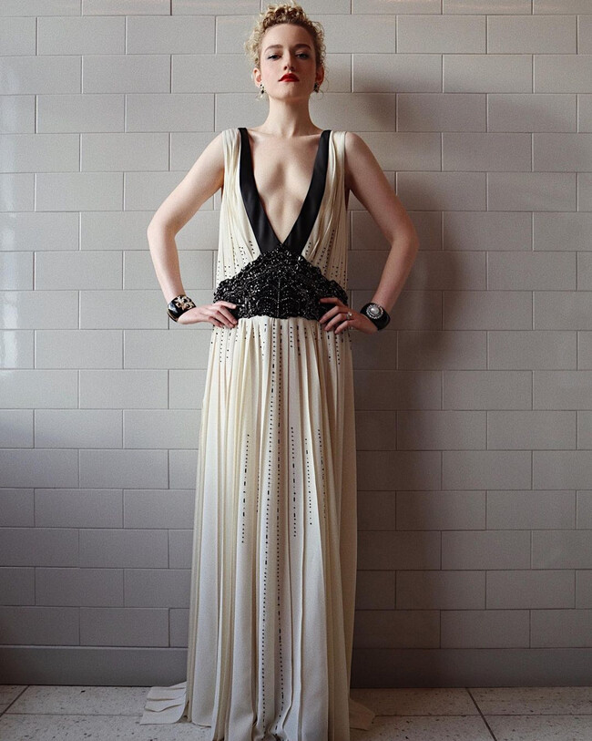 Джулия Гарнер в Prada Золотой глобус 2021