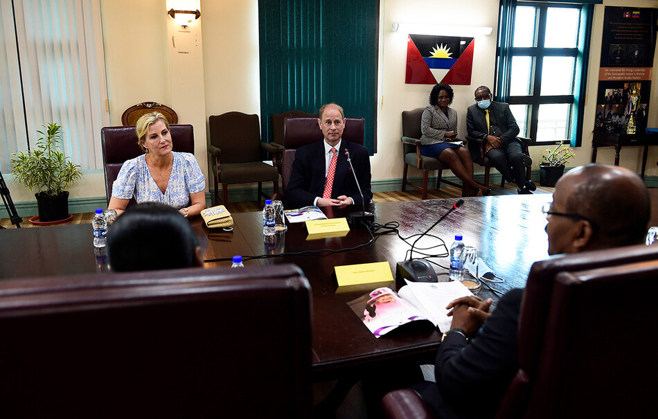 Софи, графиня Уэссекская и принц Эдуард во время встречи с Гастоном Брауном, премьер-министром Антигуа и Барбуда, 2022