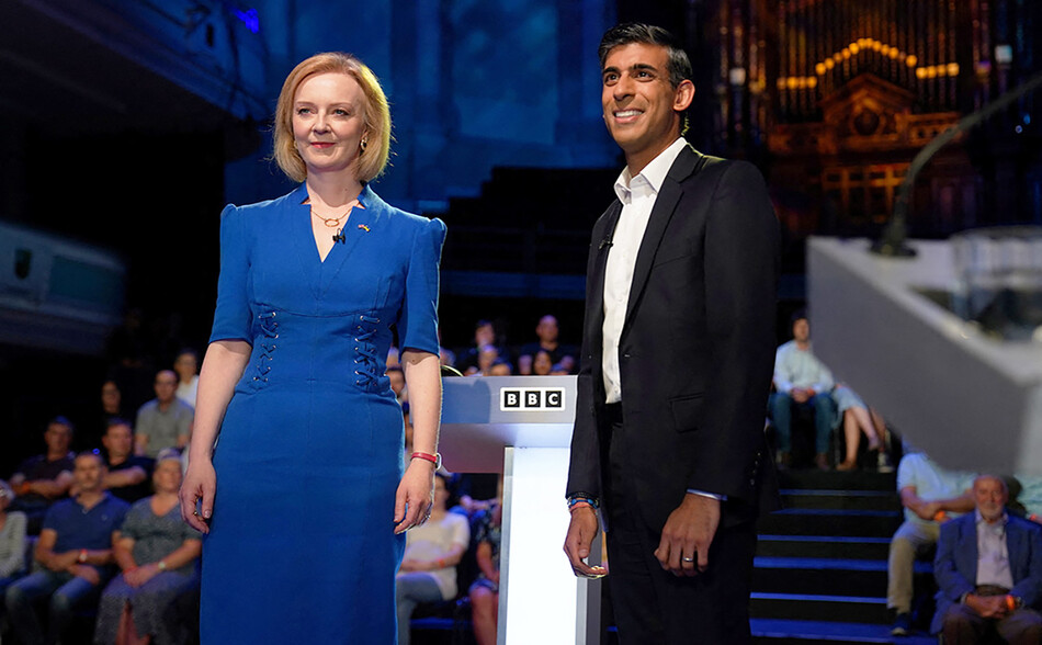 Министр иностранных дел Великобритании Лиз Трасс (слева) и бывший канцлер казначейства Риши Сунак, претенденты на пост следующего премьер-министра страны, прибывают, чтобы принять участие в программе BBC «Следующий премьер-министр Великобритании: дебаты» в Виктория-холл в Сток-он-Трент, Англия, 25 июля 2022 года