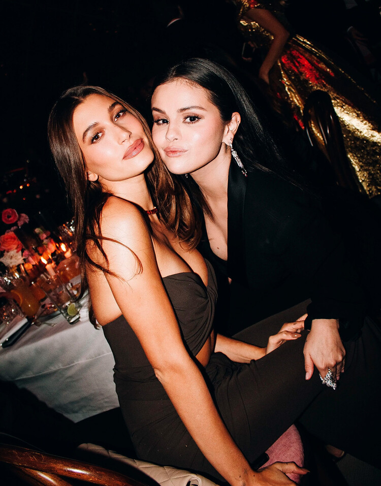 Селена Гомес признаётся, что ей было тяжело на фоне драмы с Хейли Бибер