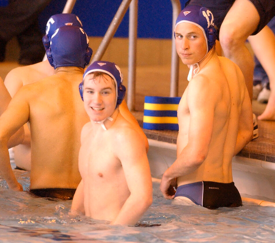 Принц Уильям участвует в соревнованиях по водному поло за сборную Шотландского университета против Уэльса и Ирландии в Кардиффе 17 апреля 2004 года в Сент-Эндрюсе, Шотландия