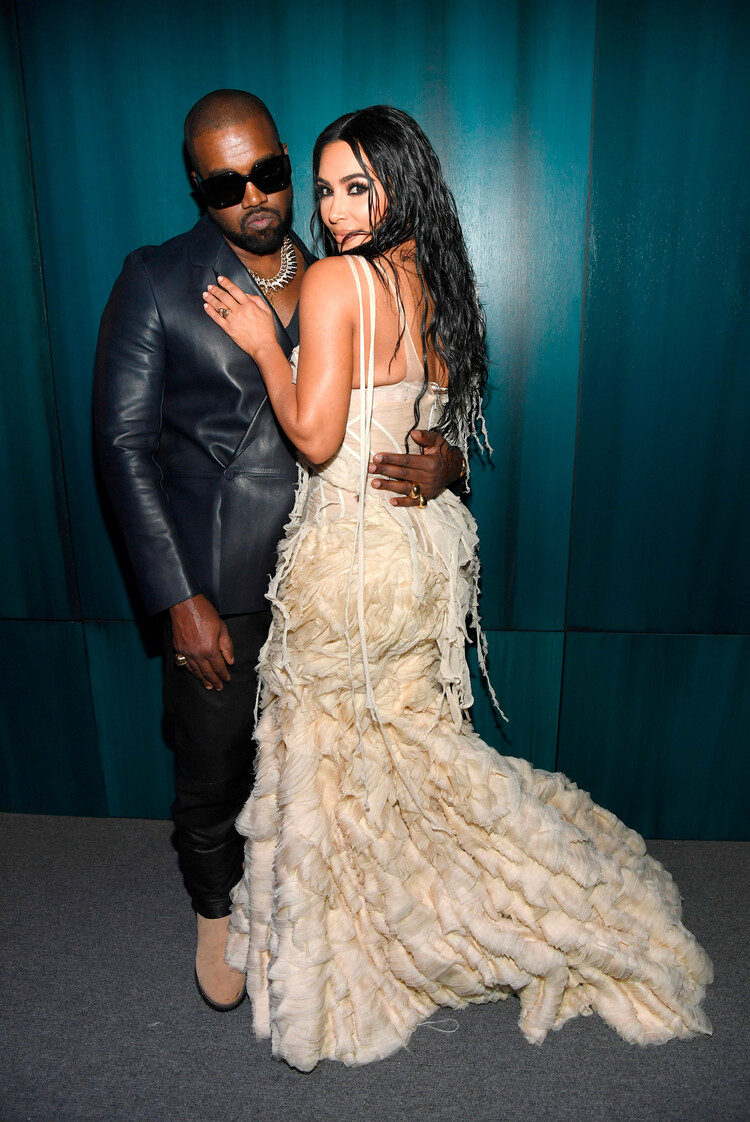 Канье Уэст якобы показывал своим сотрудникам откровенные фотографии Ким Кардашьян