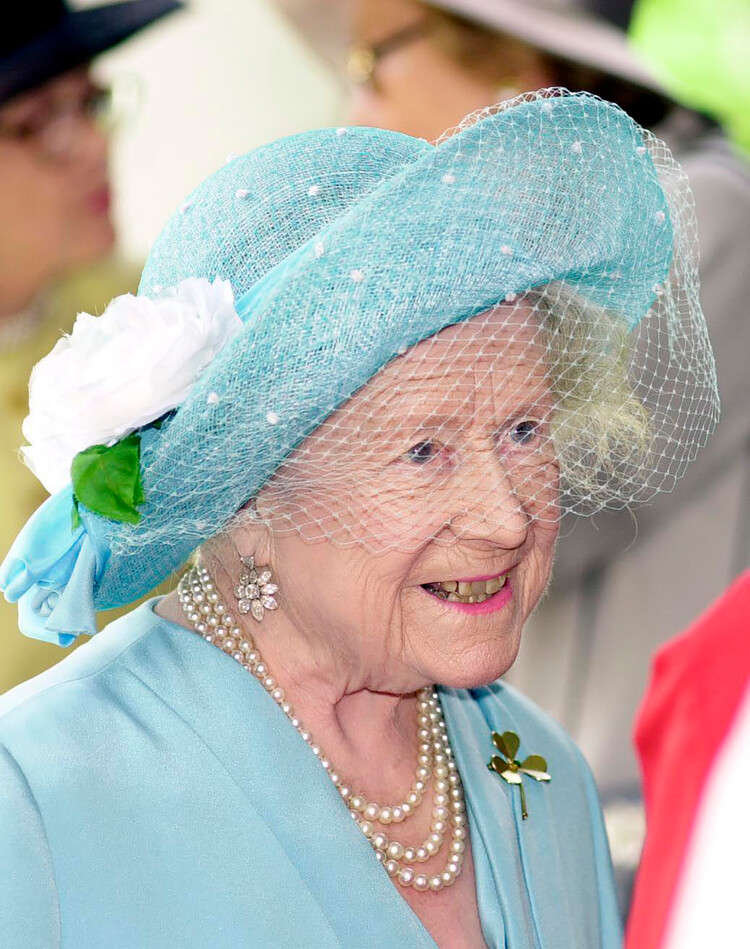 Королева-мать прибывает на службу, посвященную столетию Ирландской гвардии, в 2000 году