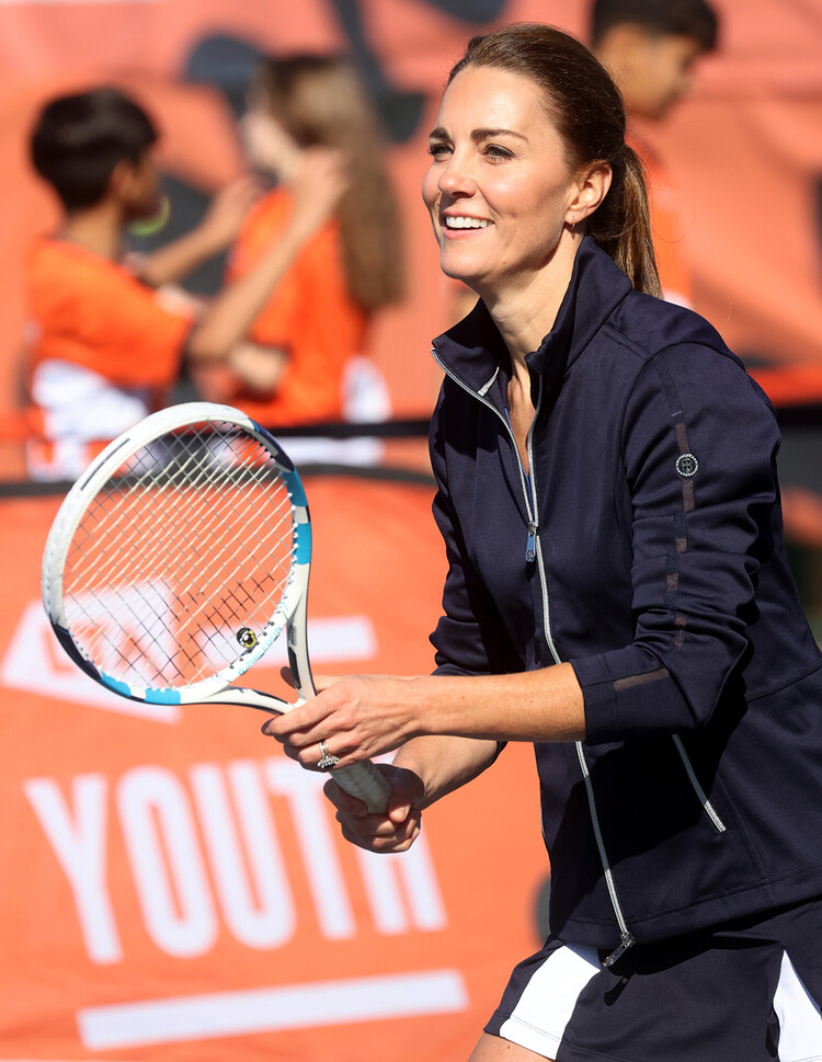 Кейт Миддлтон показала стройные ноги в мини-юбке во время игры в теннис