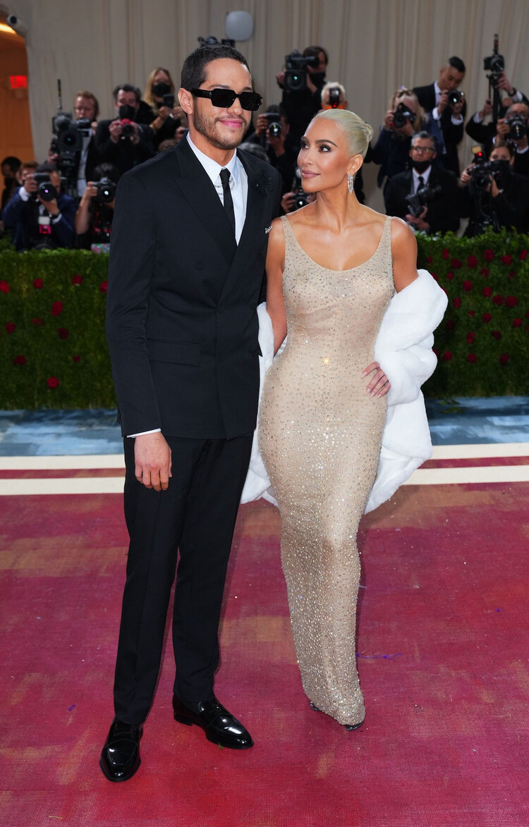 Пит Дэвидсон явно чувствует себя не в своей тарелке на публике рядом с Ким Кардашьян