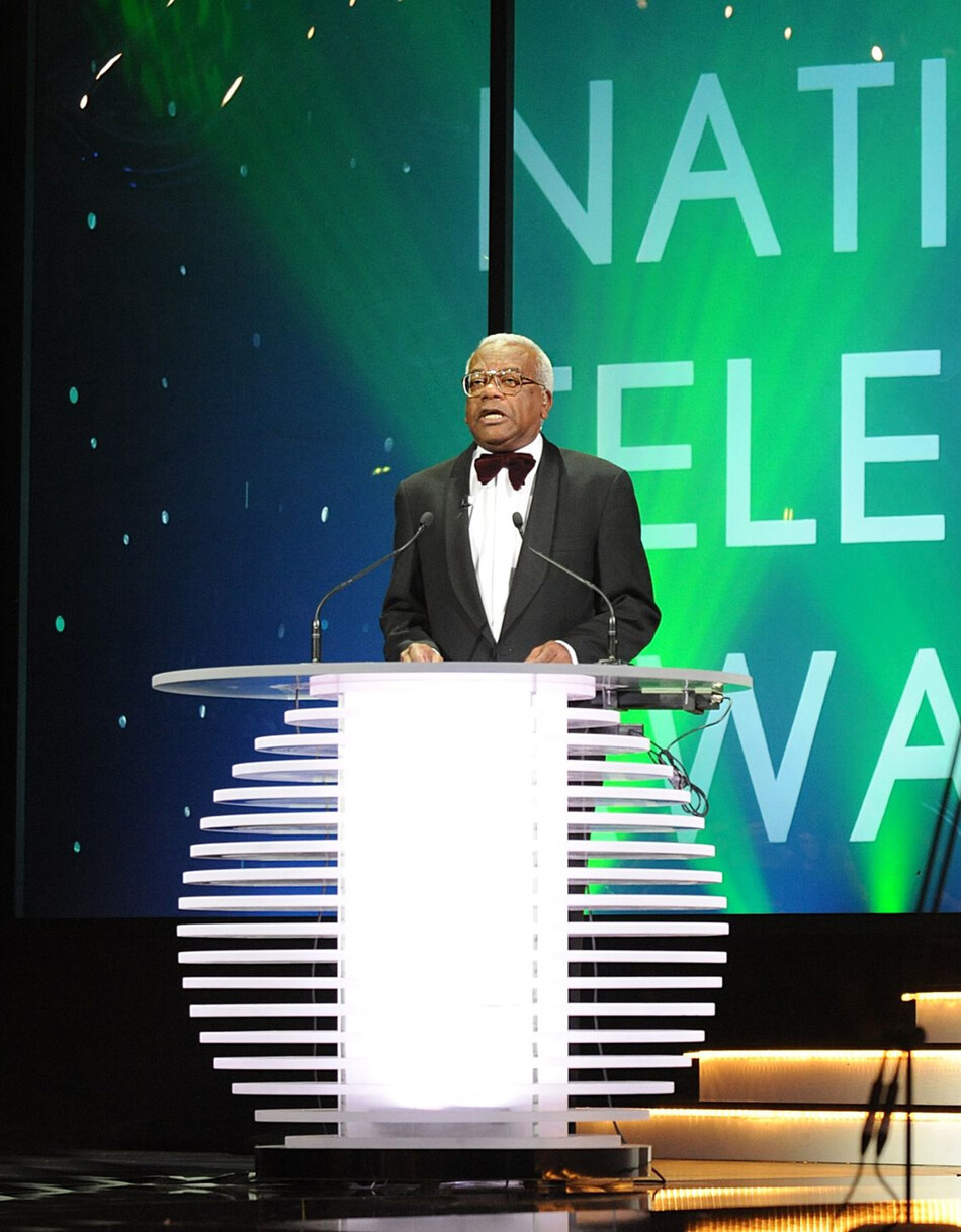 Сэр Тревор Макдональд вручает Национальную телевизионную премию NTAs 2008 года в Королевском Альберт-Холле, Кенсингтон-Гор, Юго-Западный 7, Лондон, Великобритания