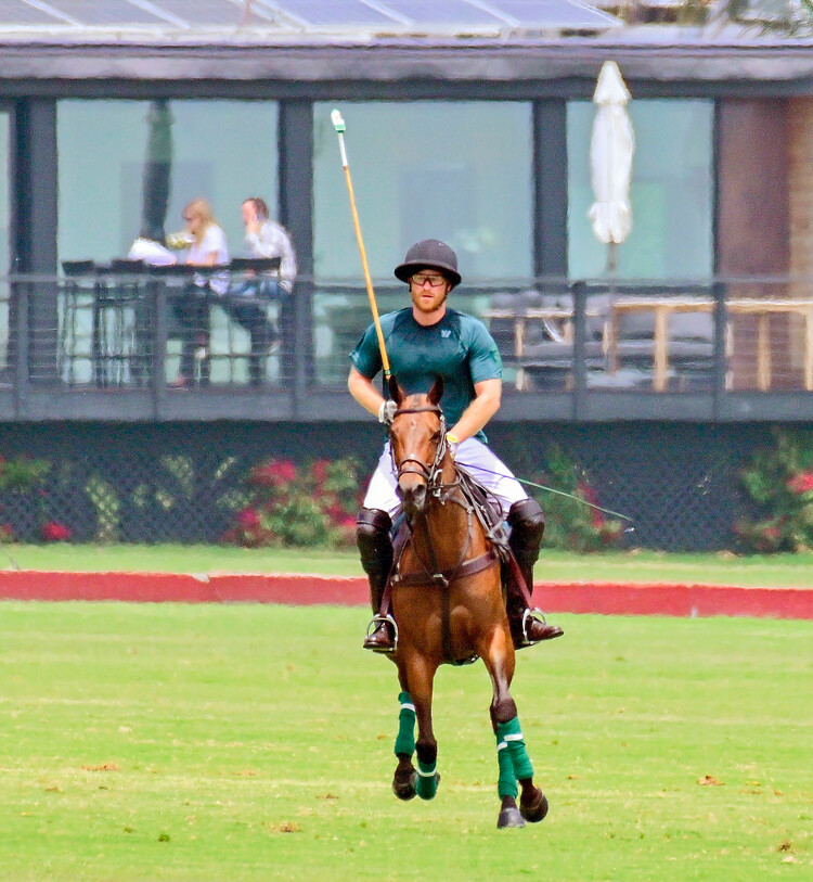 Конь принц Гарри, герцога Сассекского грациозно несётся галопом во время игры в поло, в загородном клубе Карпинтерии 10 июня 2022 года, Калифорния, США