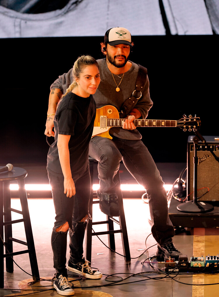 Леди Гага появилась без макияжа на сцене «Оскара 2023»