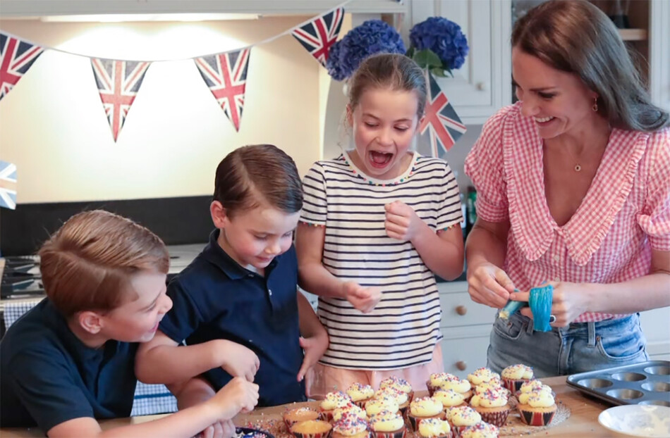 Принцесса Шарлотта и принц Джордж выпекают кексы для сообщества древнейшего замка в Уэльсе в честь Платинового юбилея королевы Елизаветы II, 2022