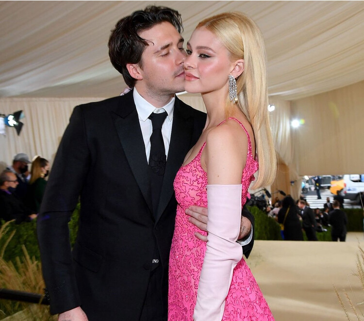 Бруклин Бекхэм показал новое обручальное кольцо с внушительными бриллиантами