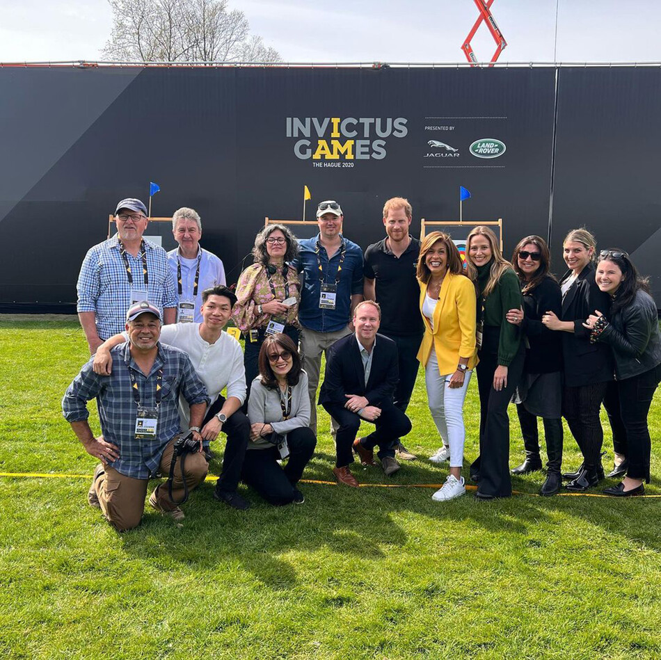 Принц Гарри и Хода Котб со съёмочной группой телепередачи The Today Show, во время провидения Invictus Games, 20 апреля 2022 года в Гааге, Нидерланды