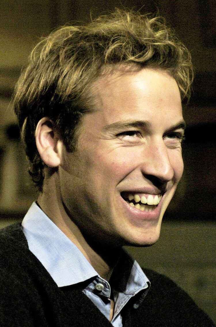 Принц Уильям разговаривает с журналистами во время интервью в Сент-Мэрис-Квад в Сент-Эндрюсском университете, 16 ноября 2004 г., Шотландия