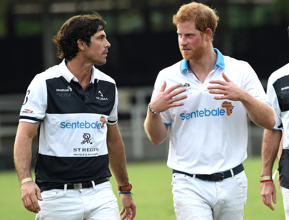 Принц Гарри, герцог Сассекский и Игнасио «Начо» Фигерас из команды Sentebale St Regis идут по полю по поло после игры за Кубка Sentebale ISPS Handa Polo Cup между Team US Polo Assn и Team Sentebale St Regis в Roma Polo Club 24 мая 2019 года в Риме, Италия
