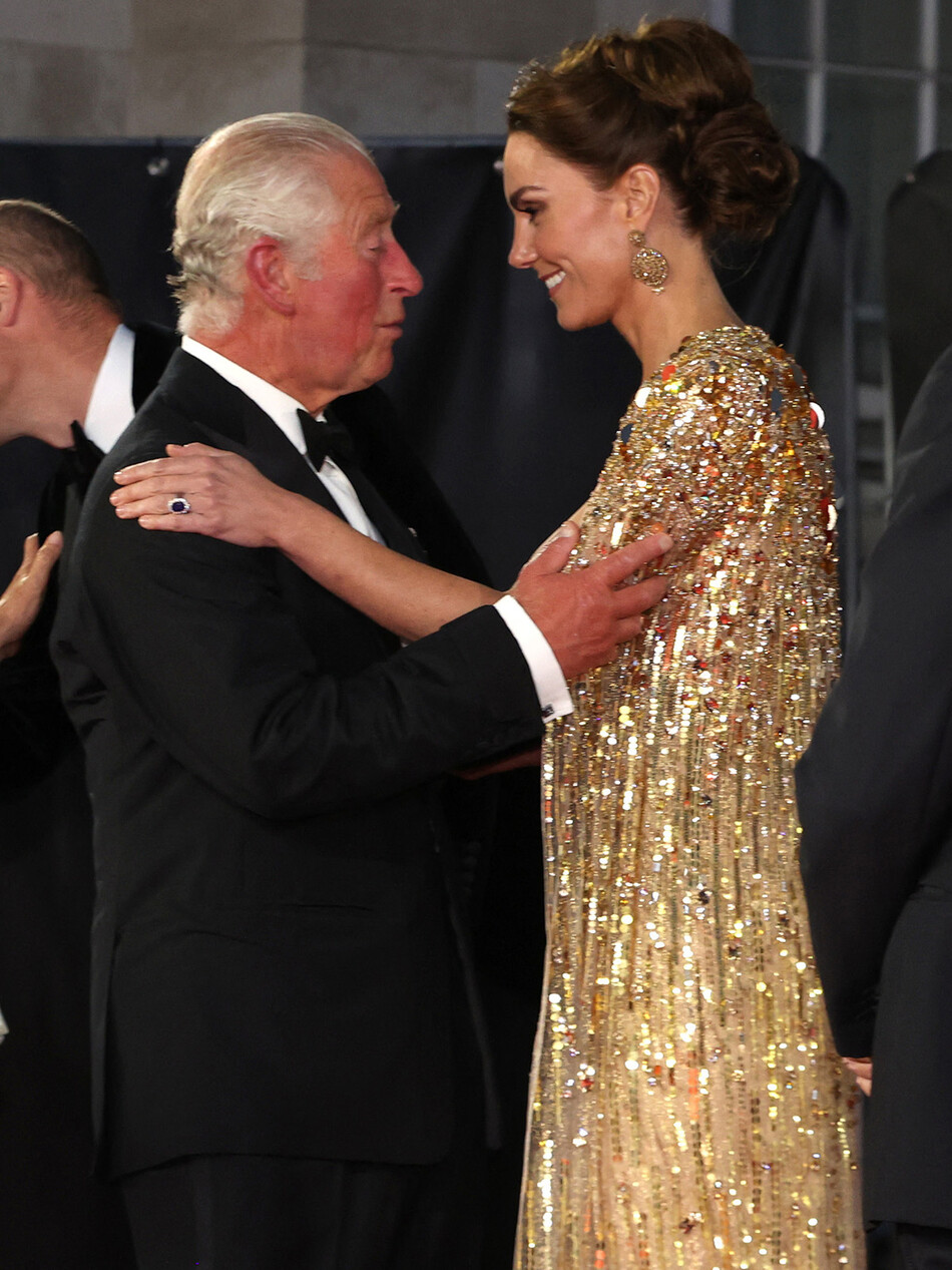 Герцогиня Кембриджская, Кейт Миддлтон и принц Чарльз на мировой премьере фильма «Нет времени умирать» в Королевском Альберт-Холле, 28 сентября 2021