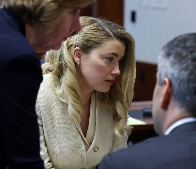 Эмбер Хёрд разговаривает со своими адвокатами во время судебного разбирательства