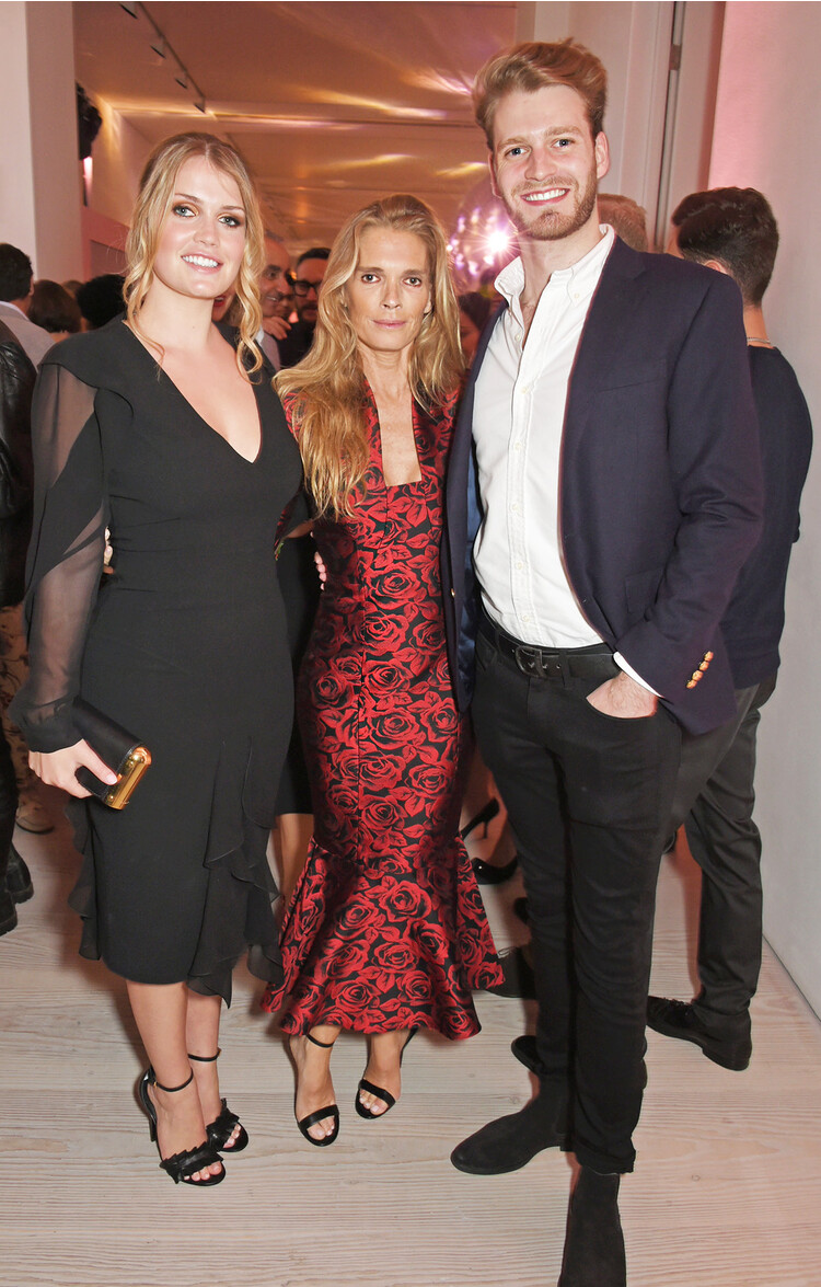 леди Китти Спенсер, мать Виктория Эйткен и брат Луи Спенсер, виконт Олторп, присутствуют на выставке Tatler's English Roses