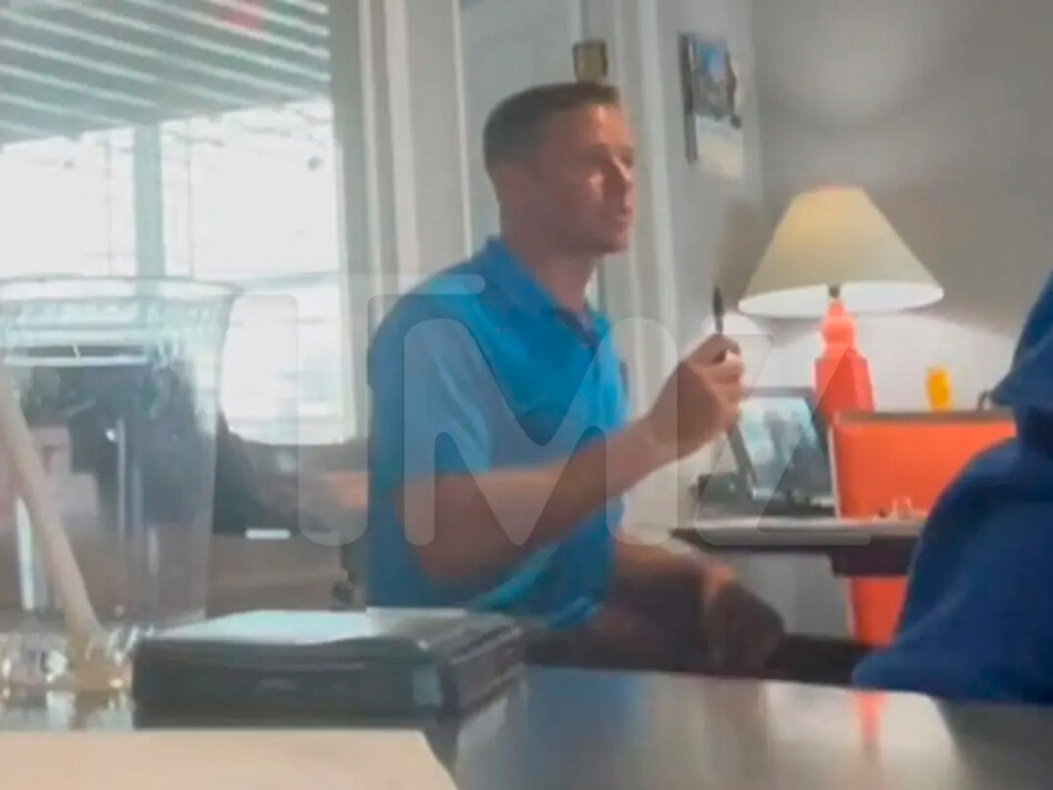 Арми Хаммер работает в отеле на Каймановых островах