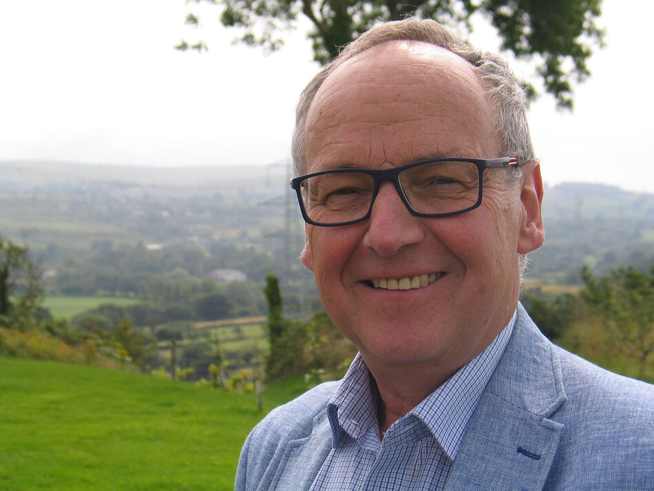 Советник Дайфриг Сиенкин лидер группы советников Plaid Cymru Gwynedd на встрече в Портмадоге 8 мая 2022 г., графство Уэльс