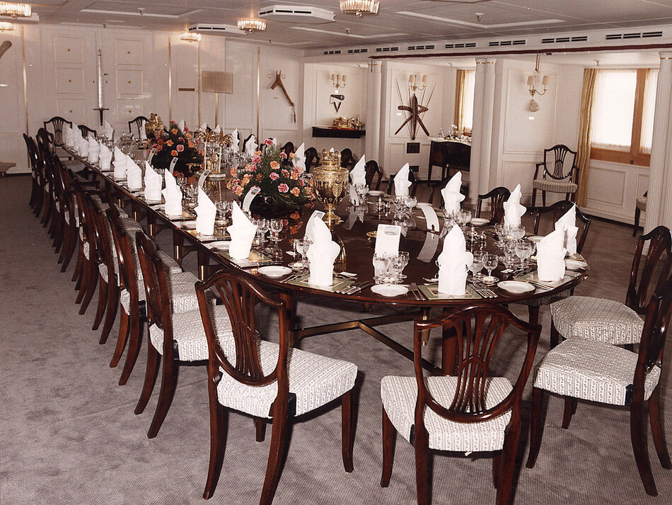 Государственная столовая на HMY Britannia