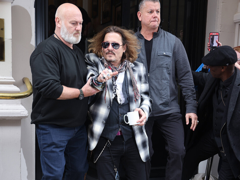 Джонни Депп покидает Гранд-отель в Бирмингеме перед сегодняшним концертом Джеффа Бека в Симфоническом зале 6 июня 2022 года в Бирмингеме, Англия