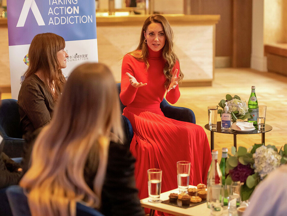 Кейт Миддлтон разговаривает с семьями выздоровевших наркоманов во время запуска кампании «Принятие мер по борьбе с зависимостью», 2021