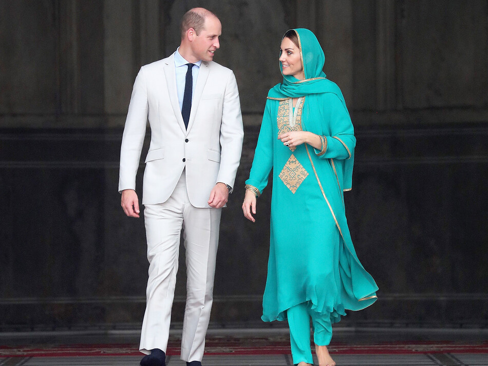 Принц Уильям и Миддлтон в мечети Бадшахи в Лахоре, Пакистан, 2019