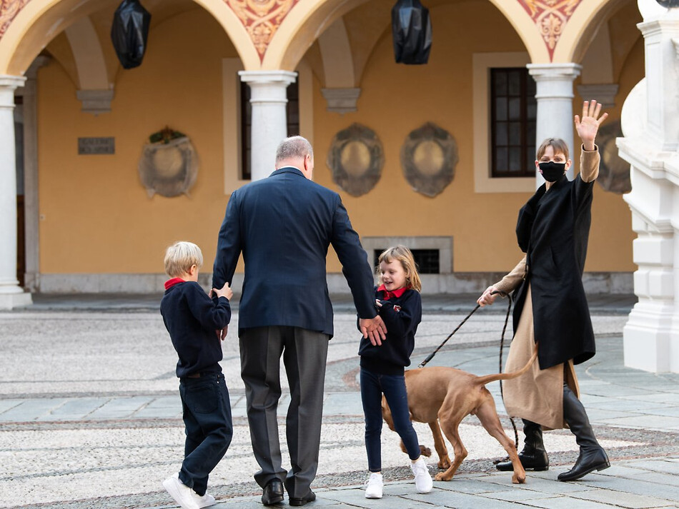 Княгиня Шарлен и князь Альбер II с детьми Жаком и Габриэллой, 2021
