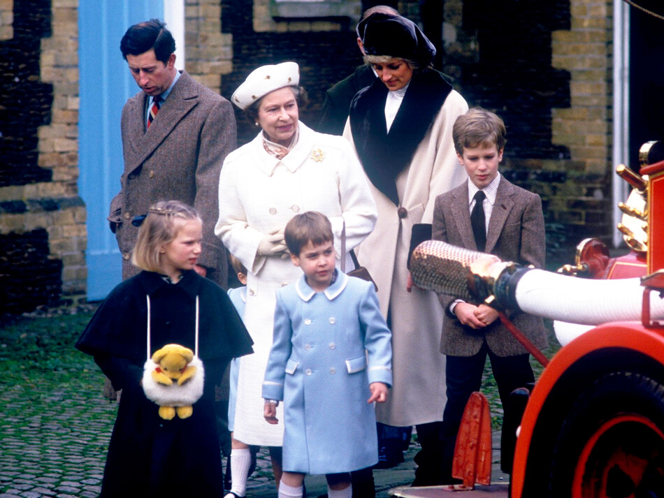 Королевская семья рассматривает пожарную машину Merryweather 1939 года в Сандрингемском музее на территории поместья Сандрингем, 3 января 1988 года