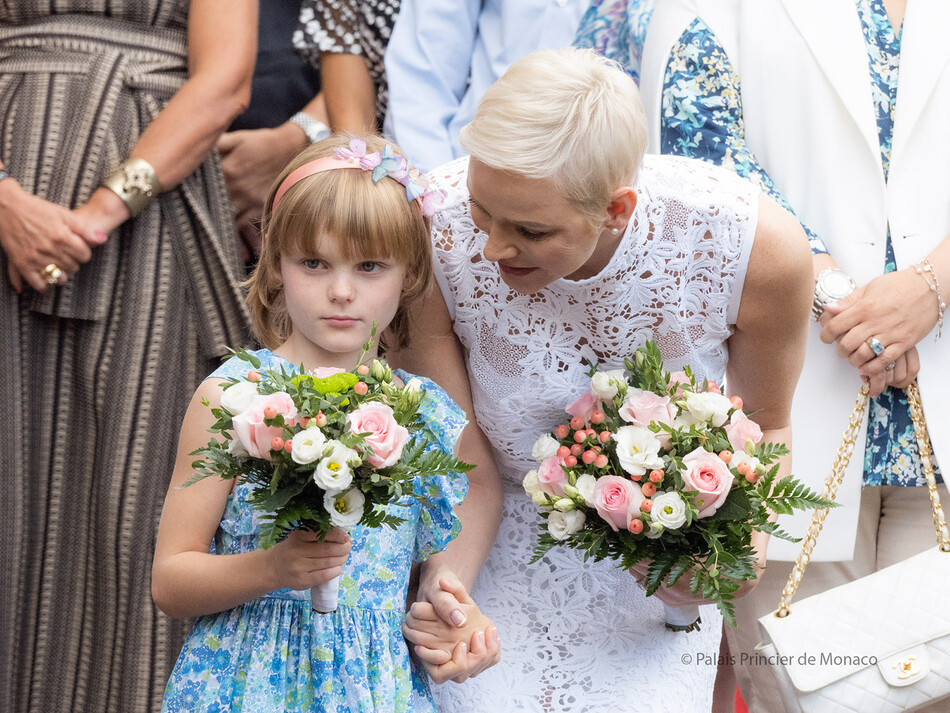Принцесса Монако Шарлен с принцессой Габриэллой во время посещения «U Cavagnetu»: традиционного пикника Монако в Le Parc Princess Antoinette 03 сентября 2022 года в Монте-Карло, Монако